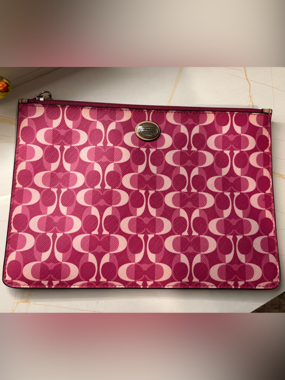 Coach Peyton Dream C
Bordeaux Tech iPad/Tablet Pouch (Style No. F67516